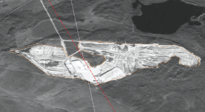 Рис. 10. Несоблюдение границ участка на Верхнесалымском ЛУ (розовая линия ограничивает западную часть участка), карьер нелицензированный